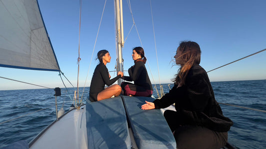 Compartido: Paseo en velero en Barcelona con bebidas y snacks (9 pax)