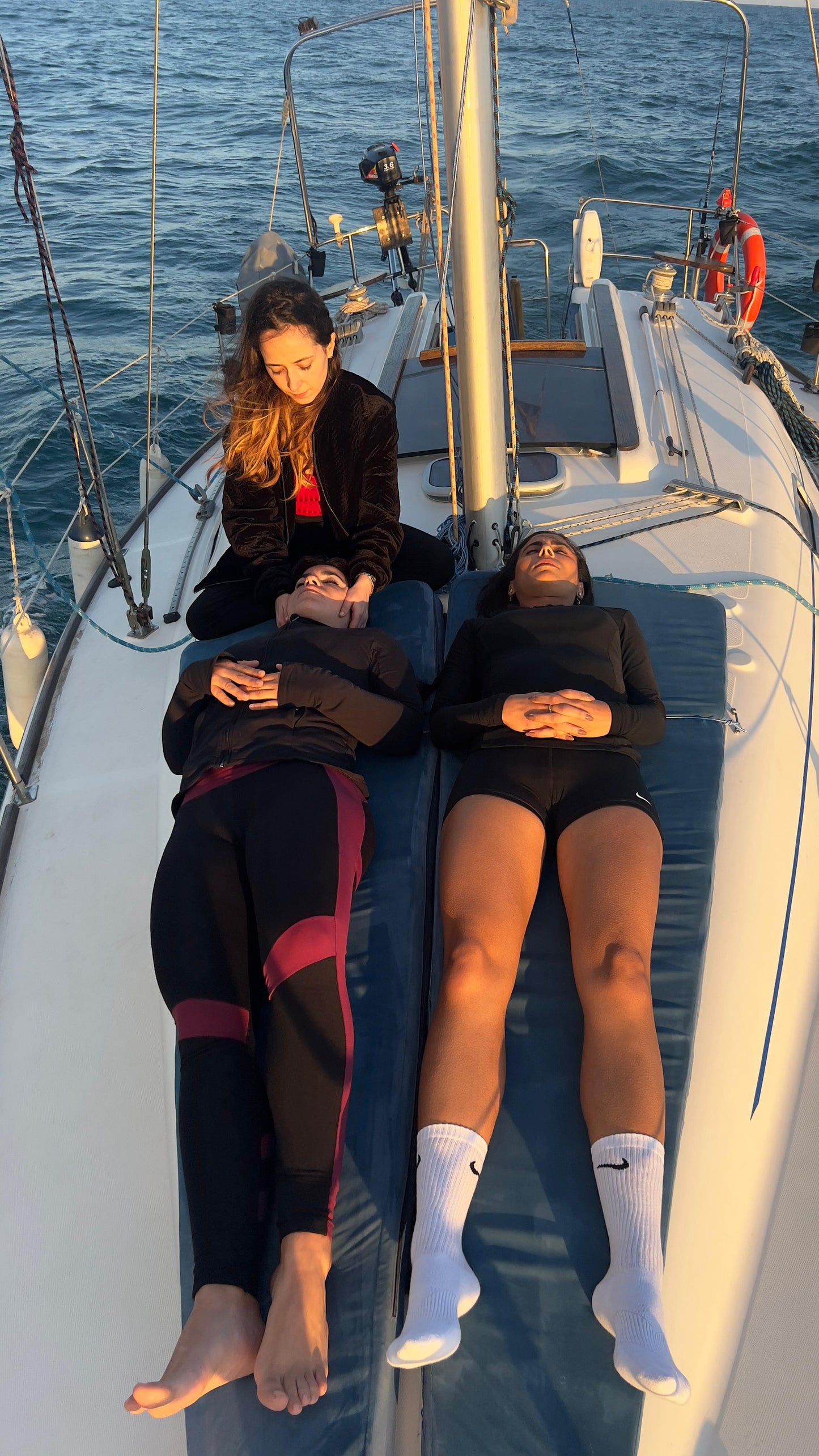 Yoga restaurativo con masaje en velero